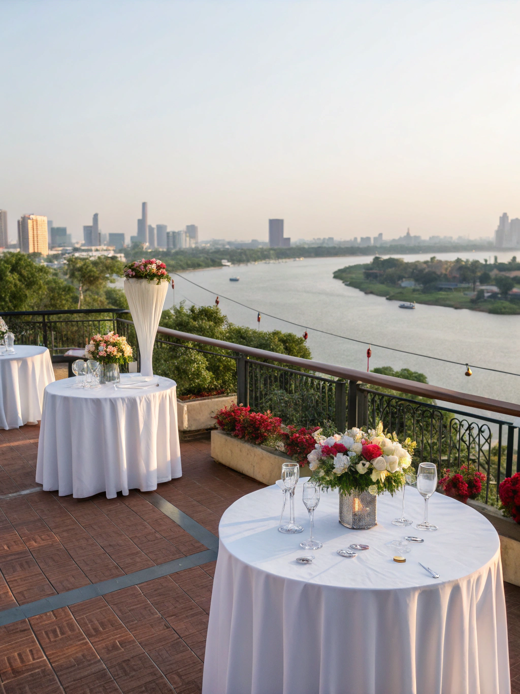 Vue aérienne d'un ciel rosé au crépuscule sur le restaurant