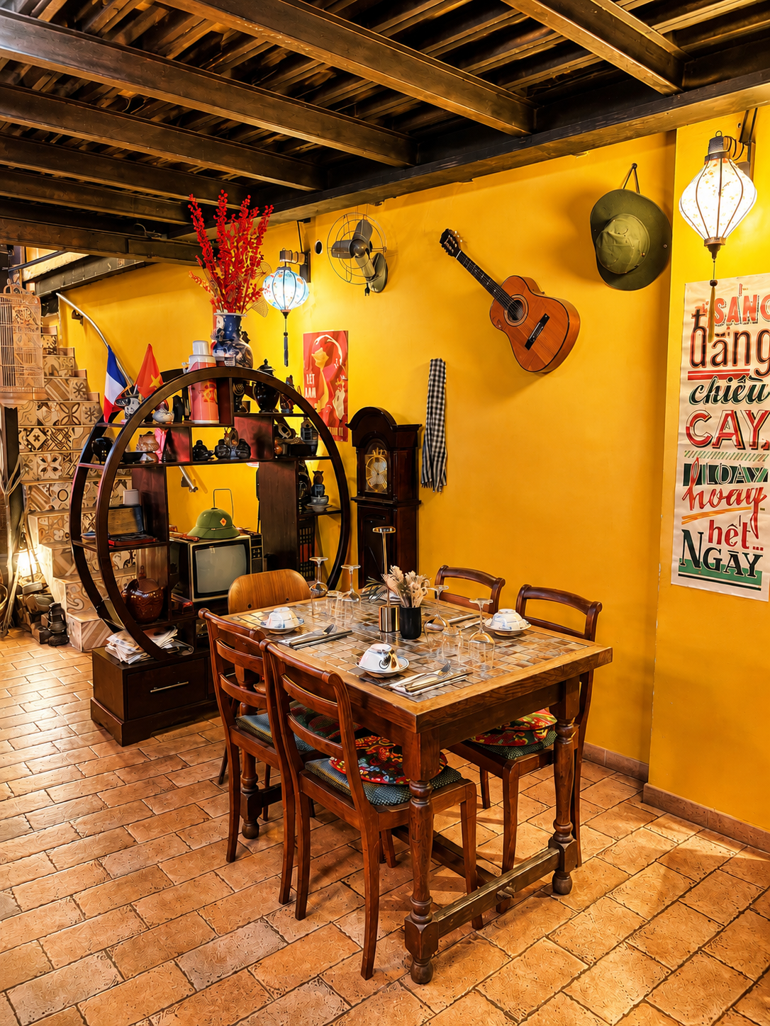 Table élégante dressée au restaurant Cô Bảy avec vue sur les détails raffinés du service