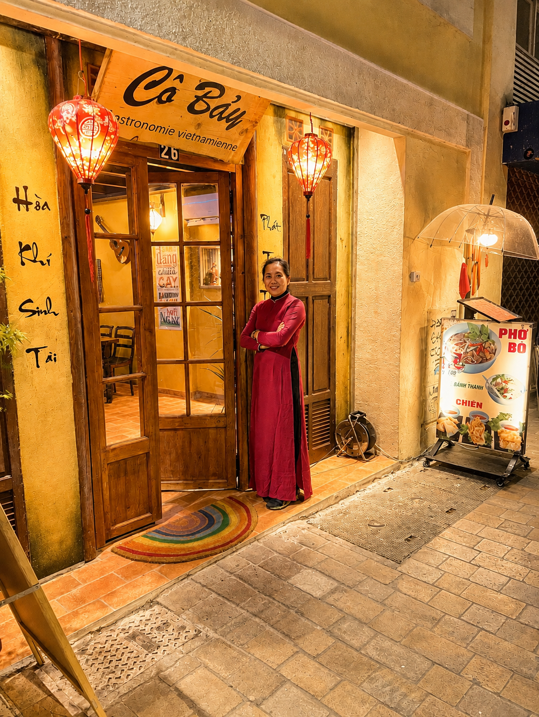 La devanture du restaurant Cô Bảy à Marseille, façade élégante avec entrée accueillante