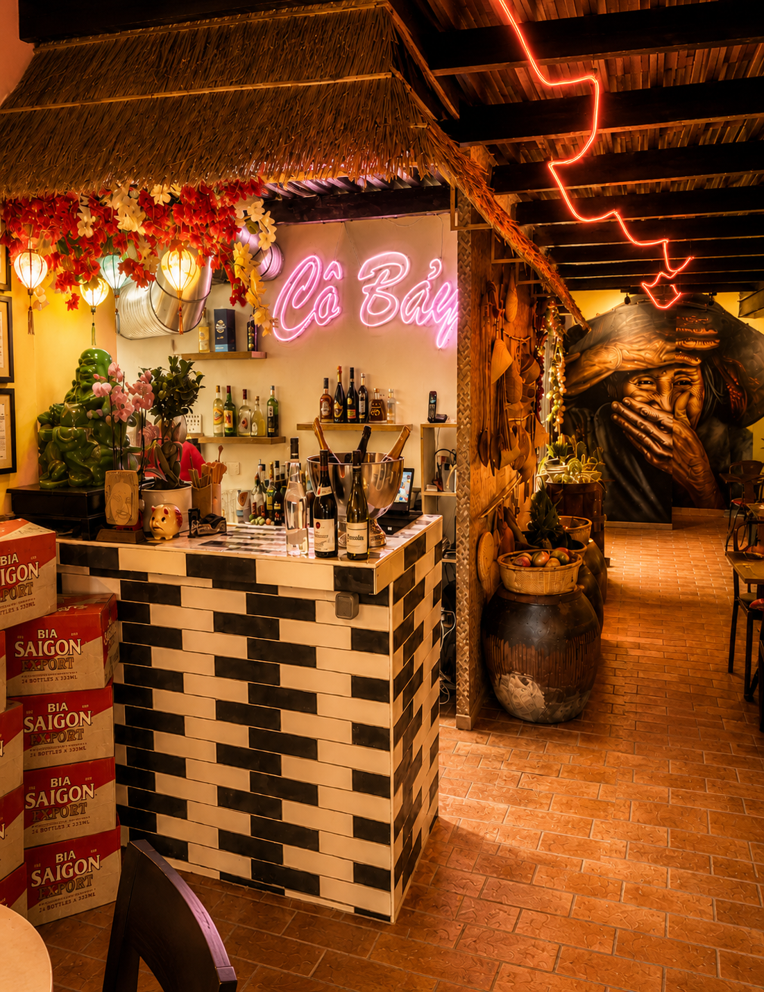 Le comptoir élégant du restaurant Cô Bảy avec éclairage chaud et ambiance raffinée