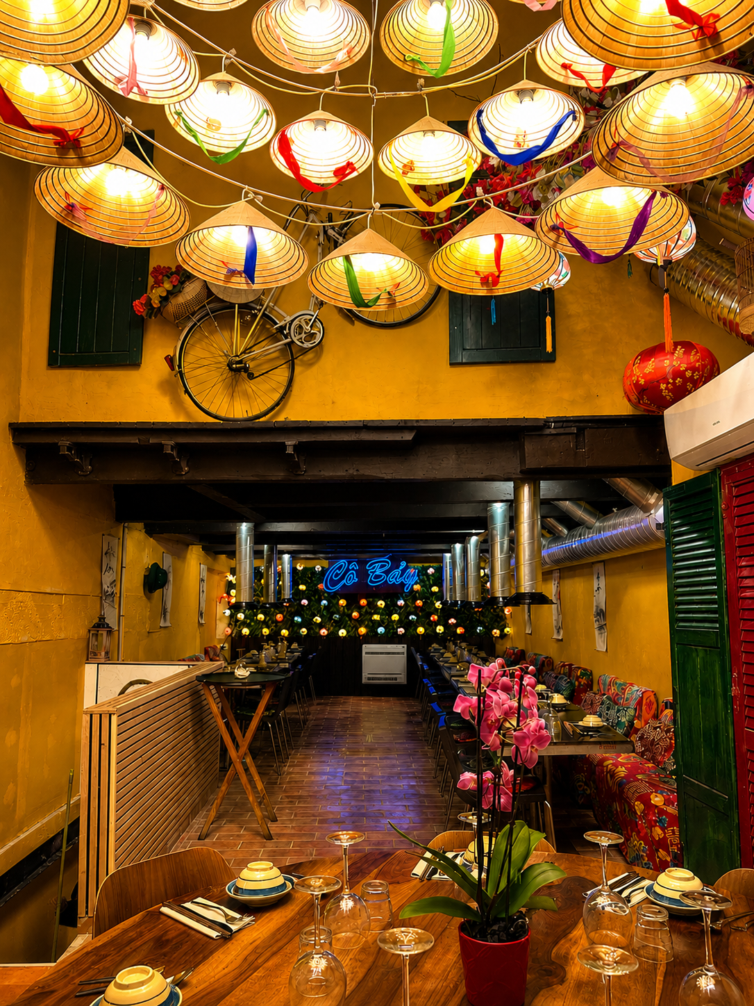 Salle à manger élégante de l'étage supérieur du restaurant Cô Bảy, offrant une ambiance raffinée et intime