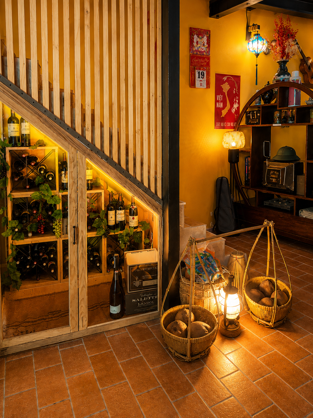 Cave à vin élégante du restaurant Cô Bảy, collection de vins raffinée exposée dans une ambiance chaleureuse