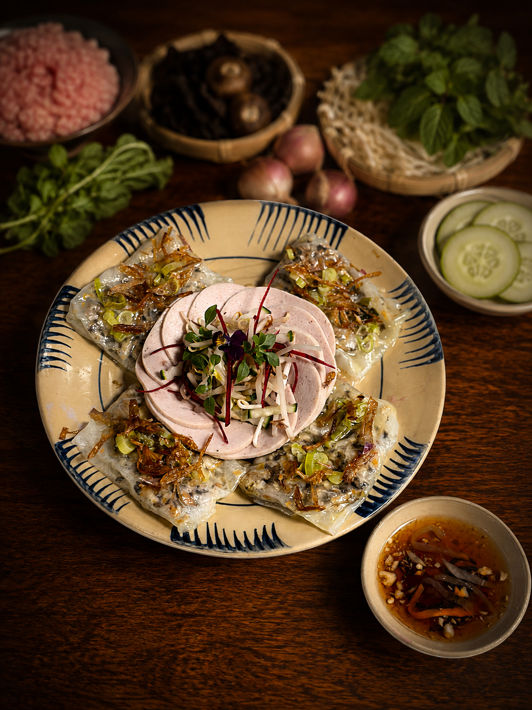 Plat de Bún Chả avec porc grillé et vermicelles de riz.