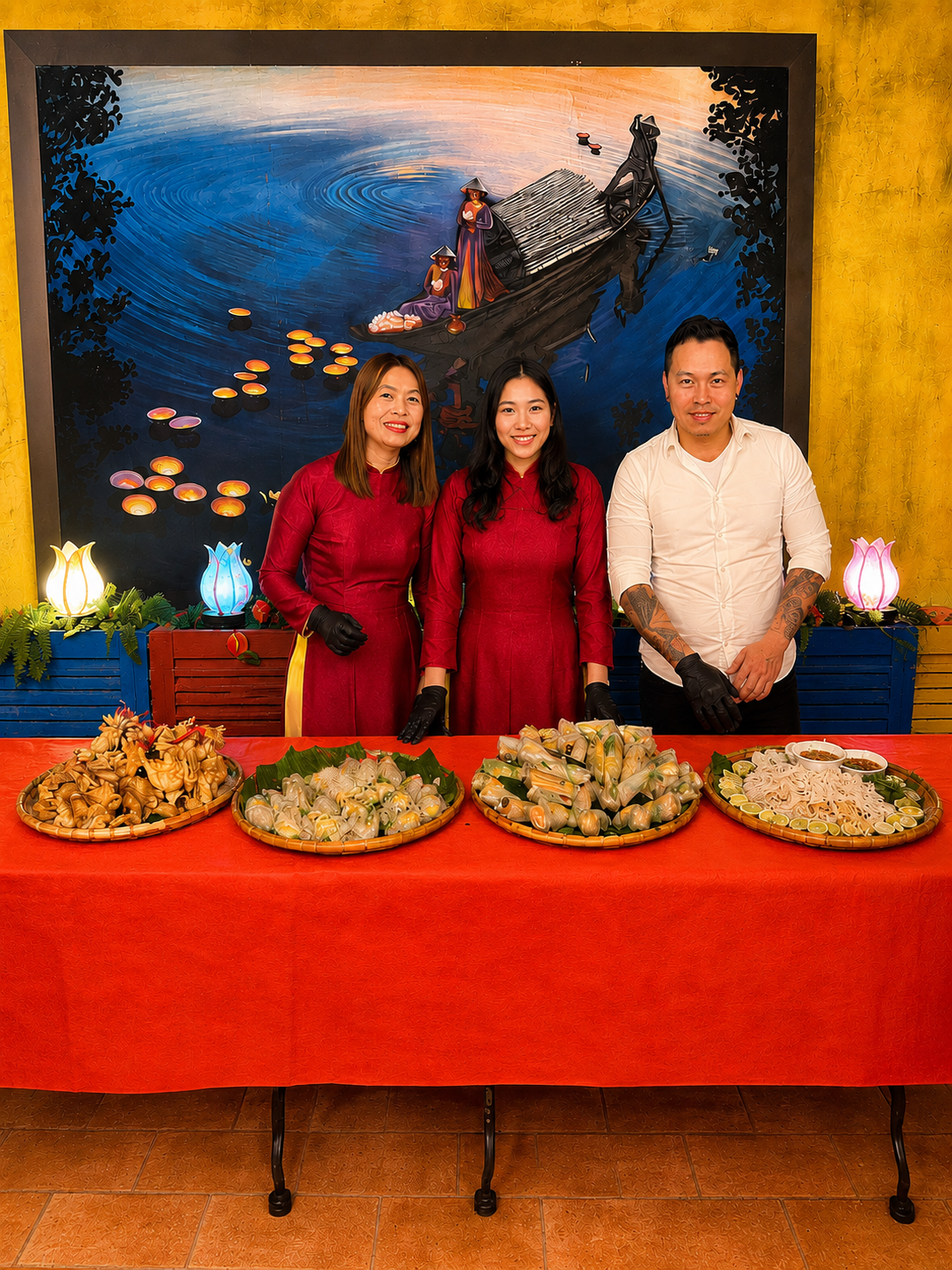 Équipe de serveurs du restaurant Cô Bảy lors d'une soirée gala, accueillant les clients lors de réceptions spéciales.