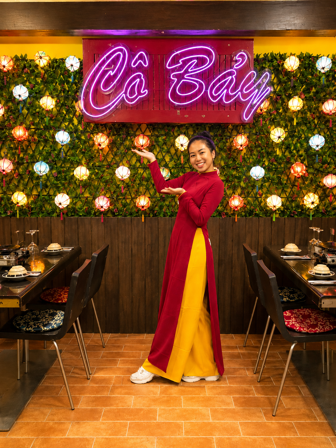 Serveuse élégante du restaurant Cô Bảy, incarnant l'hospitalité vietnamienne et le service raffiné.